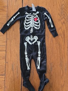 Old Navy Black Skeleton Footed Pajamas with Red Heart Size 6-12 Months NWT
